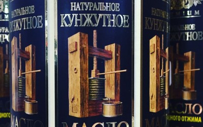 Использовалось тиснение золотой фольгой и матовый лак